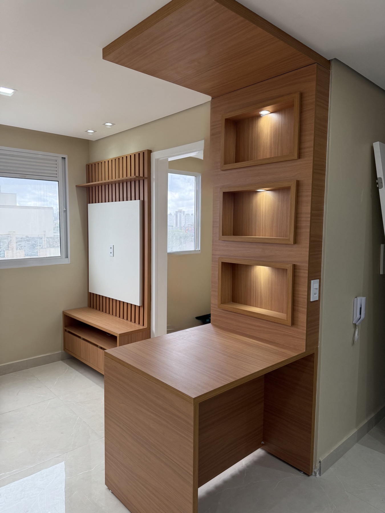 Home office e painel de TV planejados