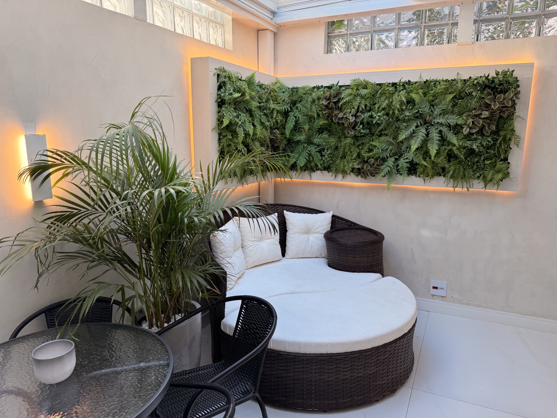 Área de convivência com jardim vertical