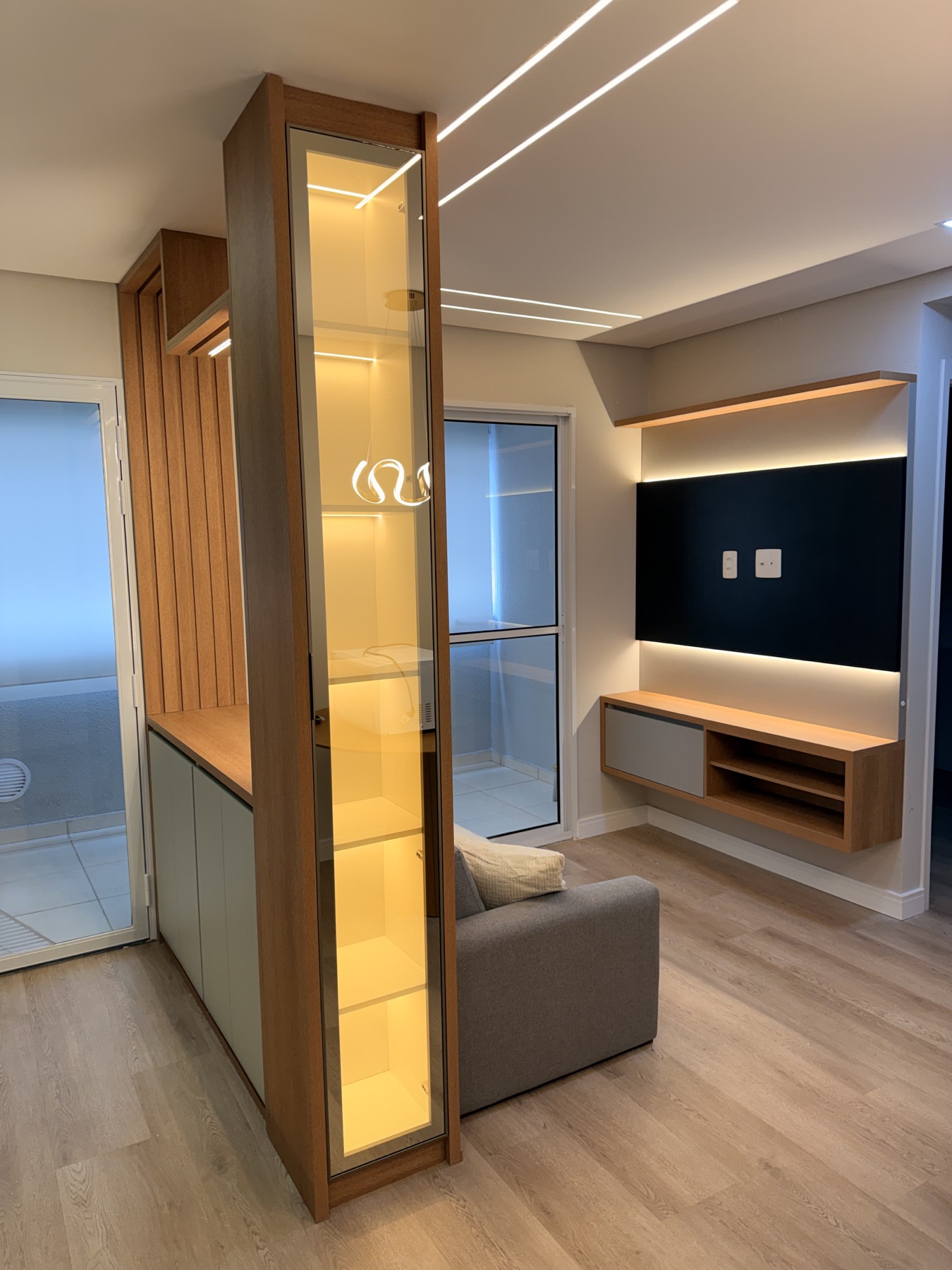 Living planejado com painel iluminado